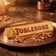 Шоколад молочний Toblerone 100 г швейцарський з медом мигдальною нугою горіхами фігурний плитка солодощі десерт - зображення 8