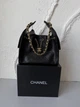 Жіноча сумка Chanel чорна зі шкіри зі стьобаним дизайном та золотистою фурнітурою 27×20×13 см - зображення 1