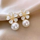 Женские сережки "Цветы" 2.7 см jewelry Белые - изображение 1