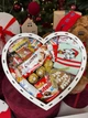 Корзина сладостей с набором шоколадных конфет разных вкусов и яркой подарочной упаковкой, для подарка маме и встречи Нового года - изображение 2