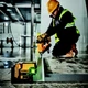 Лазер самовыравнивающийся DeWALT DCE085D1G + Аккумулятор 10.8 В 2.0 Ач + 1x зарядное устройство + зеленые очки + зеленая мишень + настенный кронштейн - изображение 3