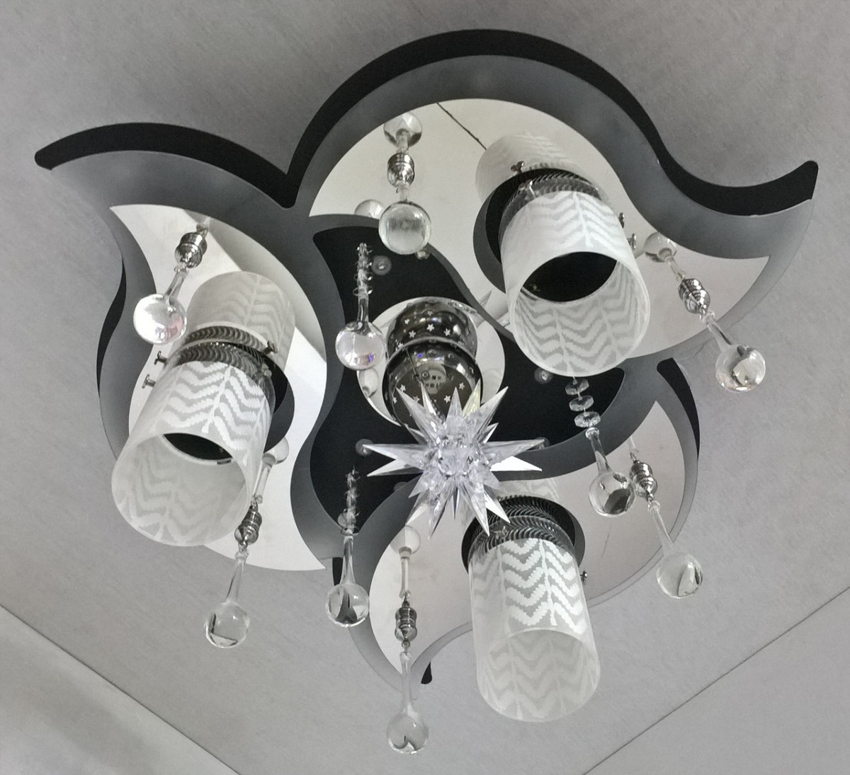 

Люстра потолочная Космос с цветной Led подсветкой и автоматическим отключением с пультом (20х44х44 см.) Черный, хром YR-5521/31