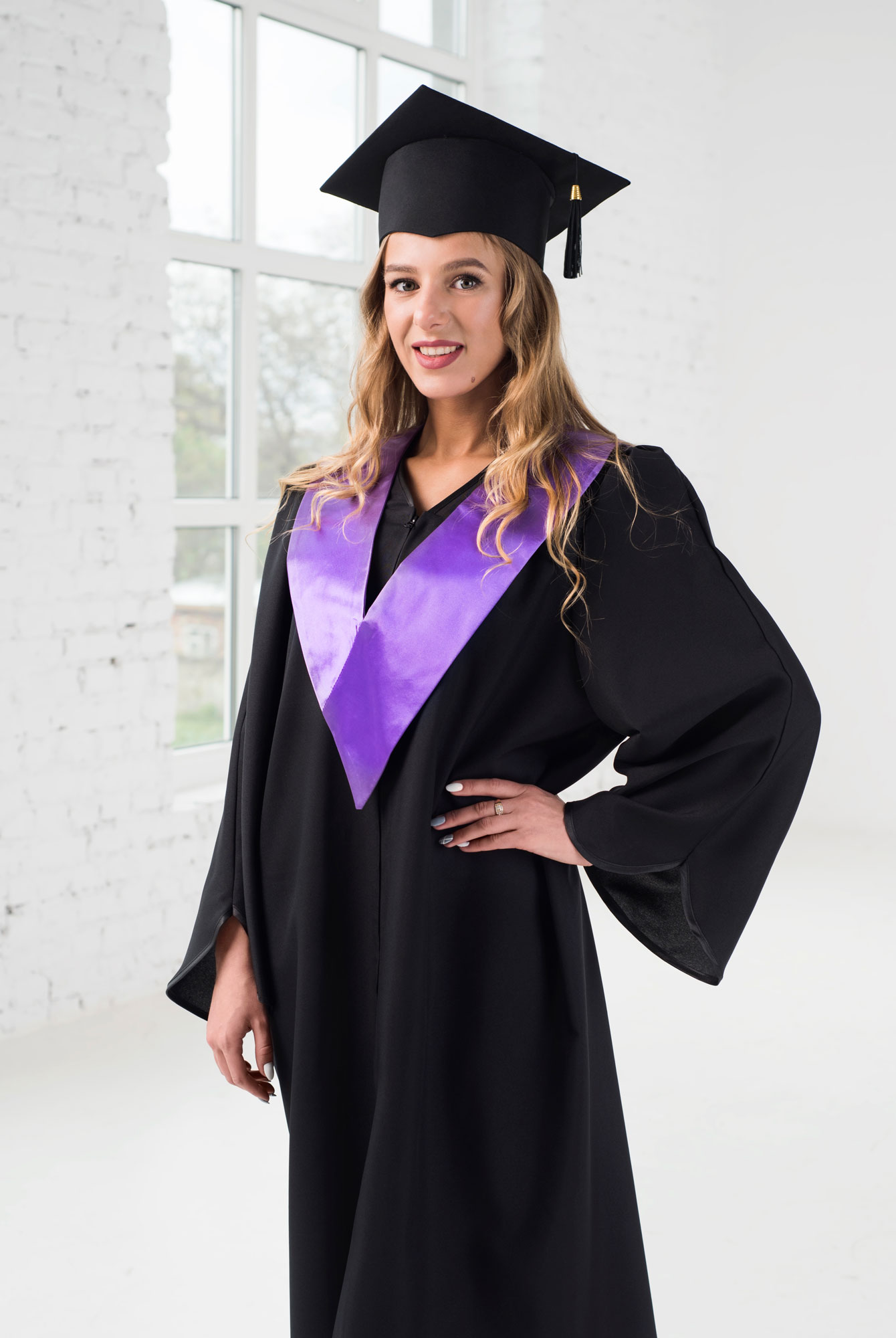 

Мантия выпускника с фиолетовым воротничком и шапочкой Vypusknyk черная XXL (0001Ф/XXL)