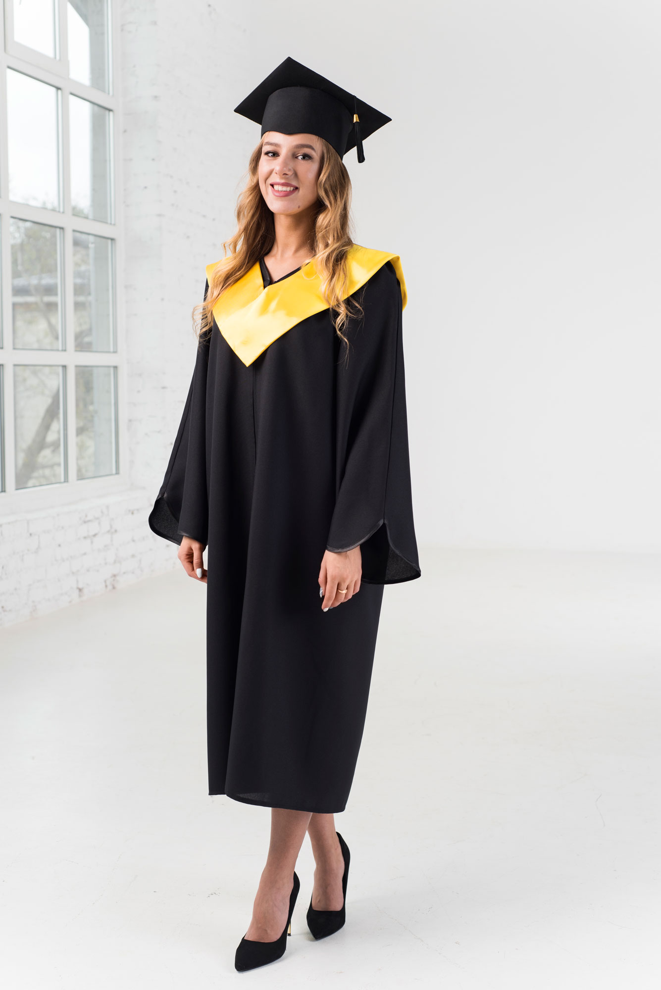 

Мантия выпускника с золотым воротничком и шапочкой Vypusknyk черная  (00011З, Мантия выпускника с золотым воротничком и шапочкой Vypusknyk черная L (00011З/L)