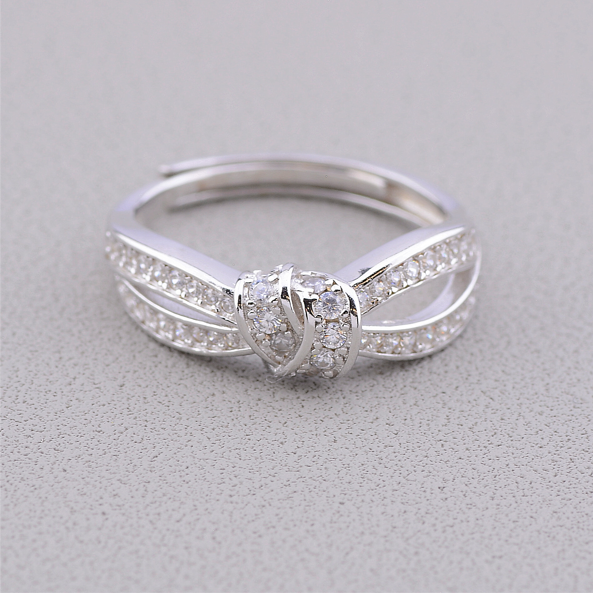 

Кольцо Фианит (Серебро(925)) 055005-999