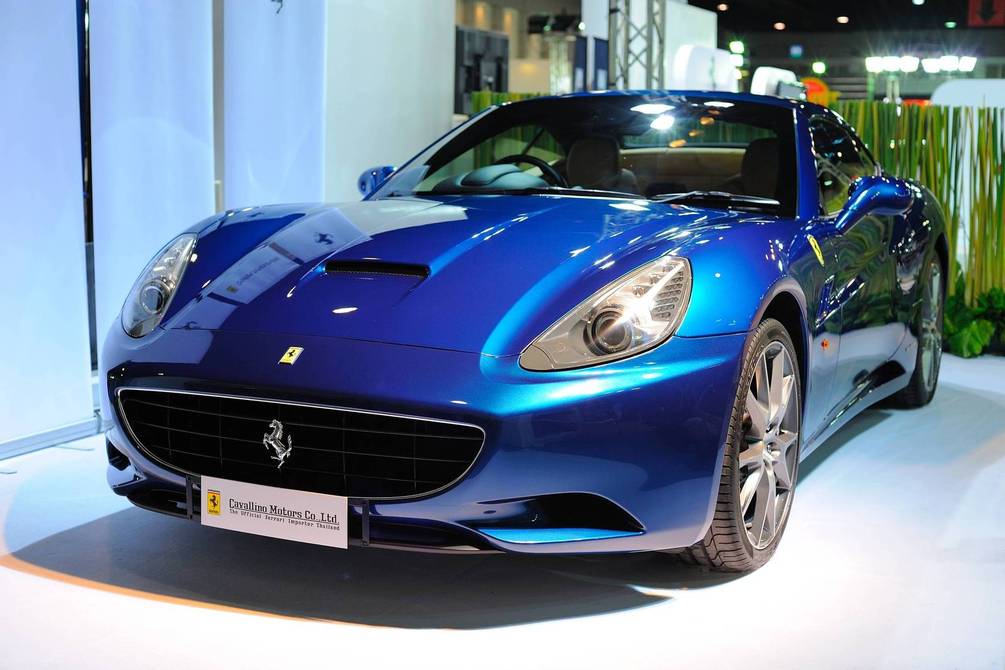 

Фотообои Арт-Обои Синяя машина Ferrari №15516 Фреска