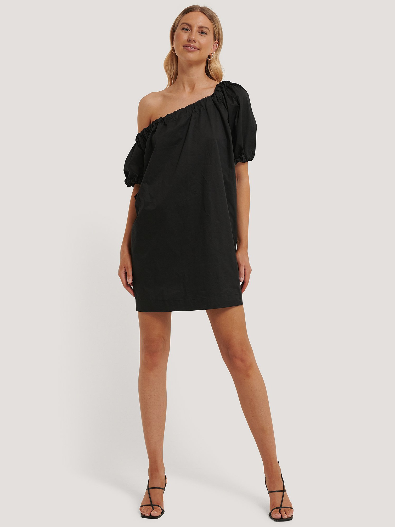 

Платье NA-KD 1018-003976-0002 34 Черное