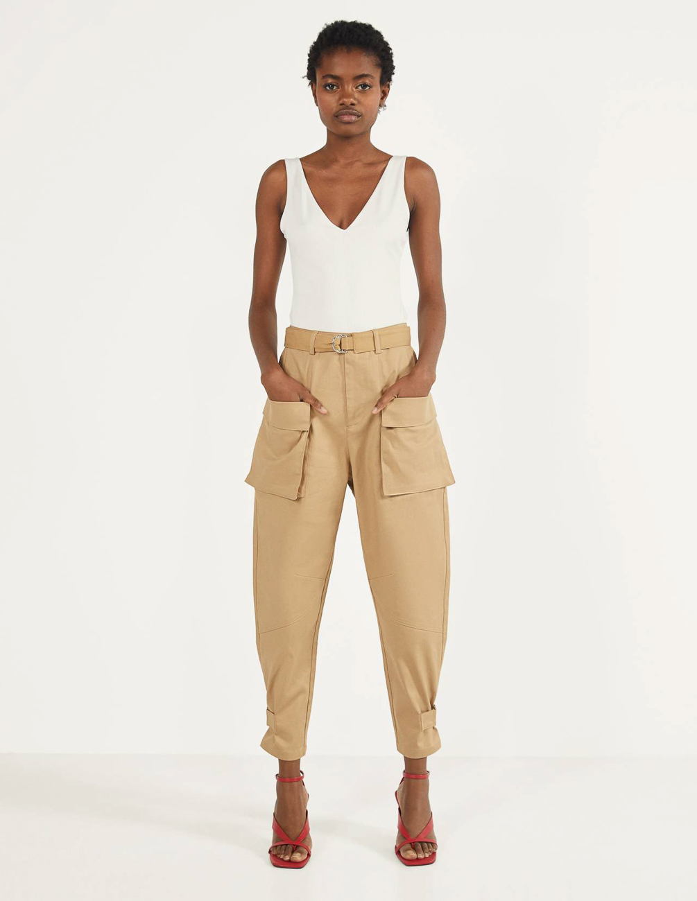 

Брюки Bershka Ж1055383 (0071/168/742) цвет бежевый L