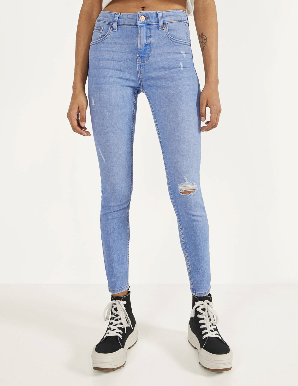 

Джинсы Bershka Ж1055251 (0001/666/461) цвет голубой XS