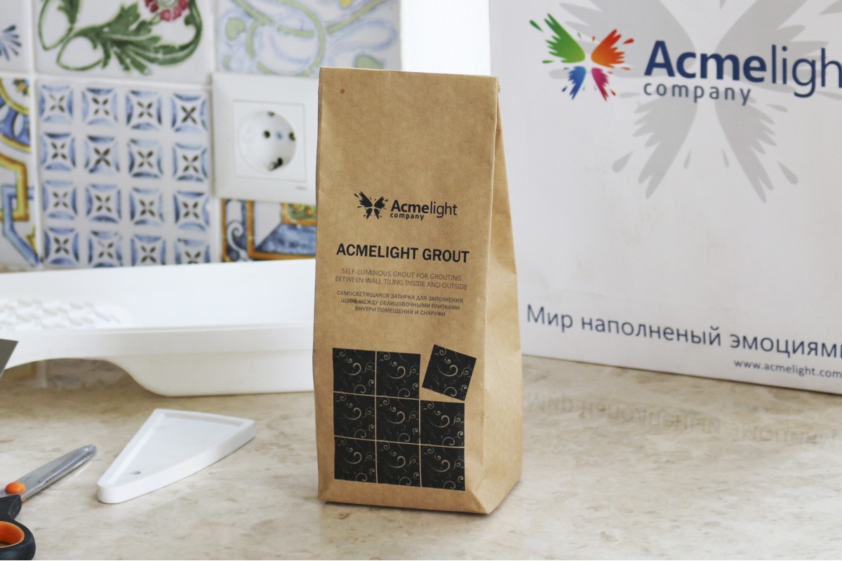 

Светящаяся декоративная затирка для межплиточных швов AcmeLight Grout классическая с синим свечением 1 кг