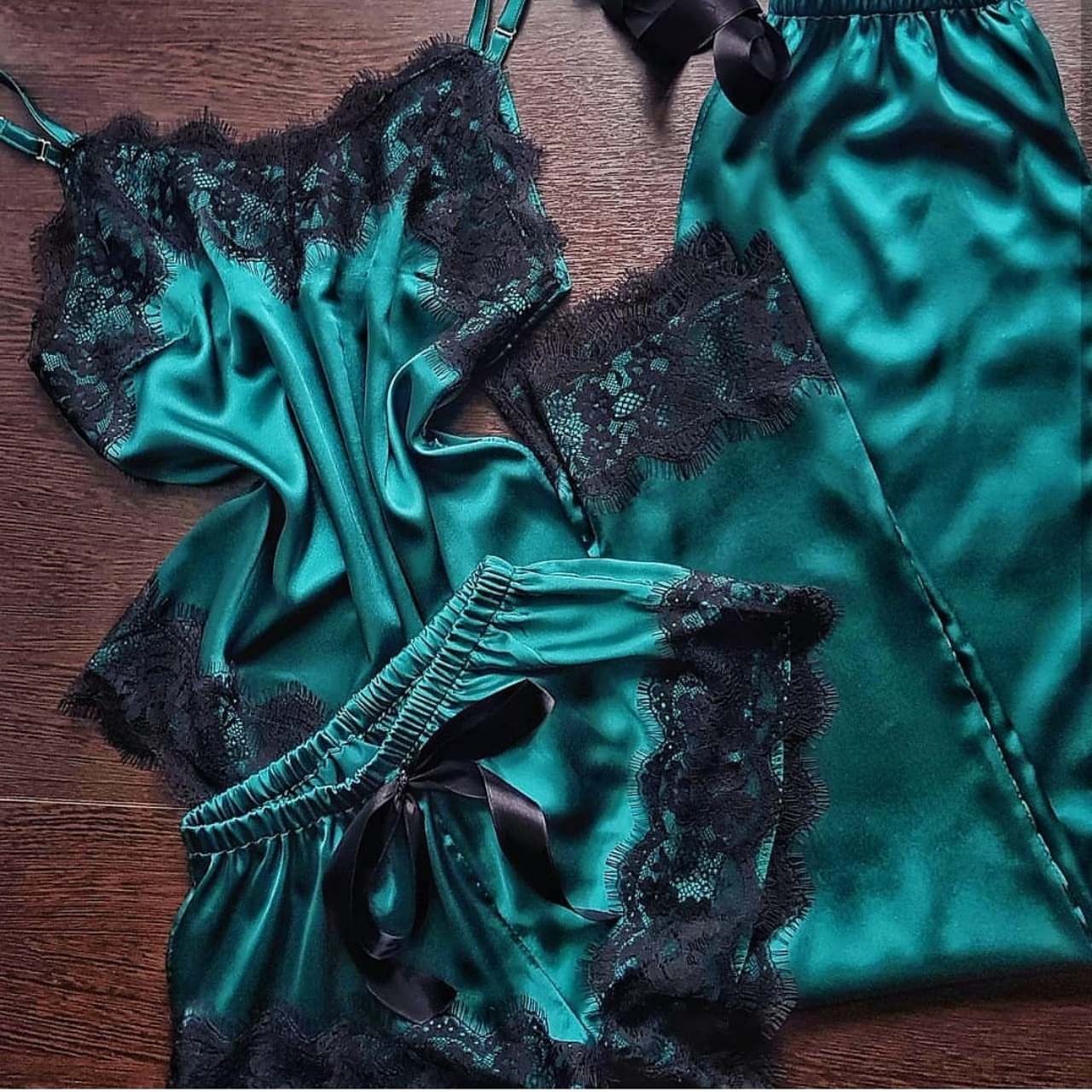 

Шелковая пижамка тройка YARA Зеленое трио XS зеленая (штанишки, шортики и топ)