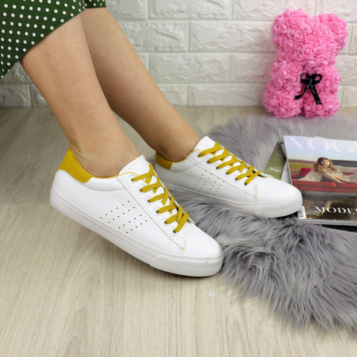 

Женские кроссовки Shoes Karol 39 (25 см) 1223 белые