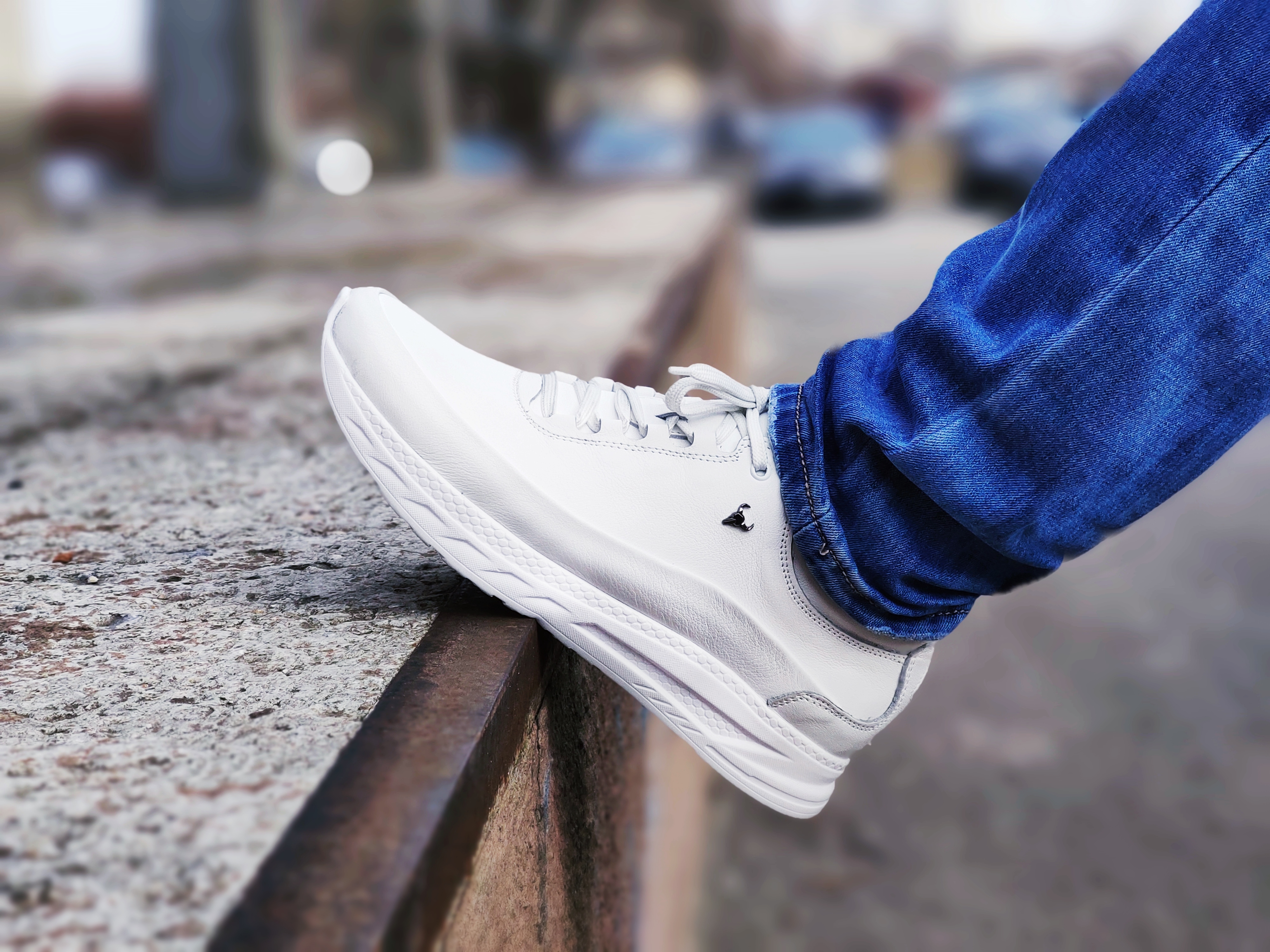 

Мужские кроссовки Move and Go L18 White 43 белые, натуральная кожа