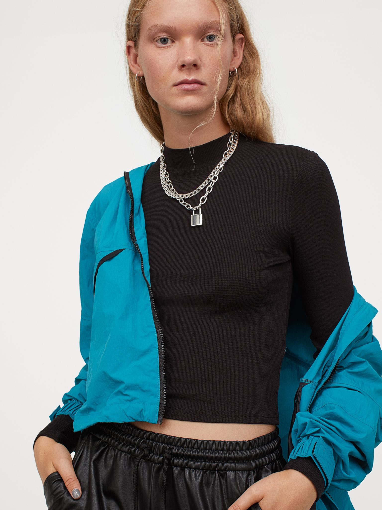 

Водолазка H&M 060818754_black М Черная