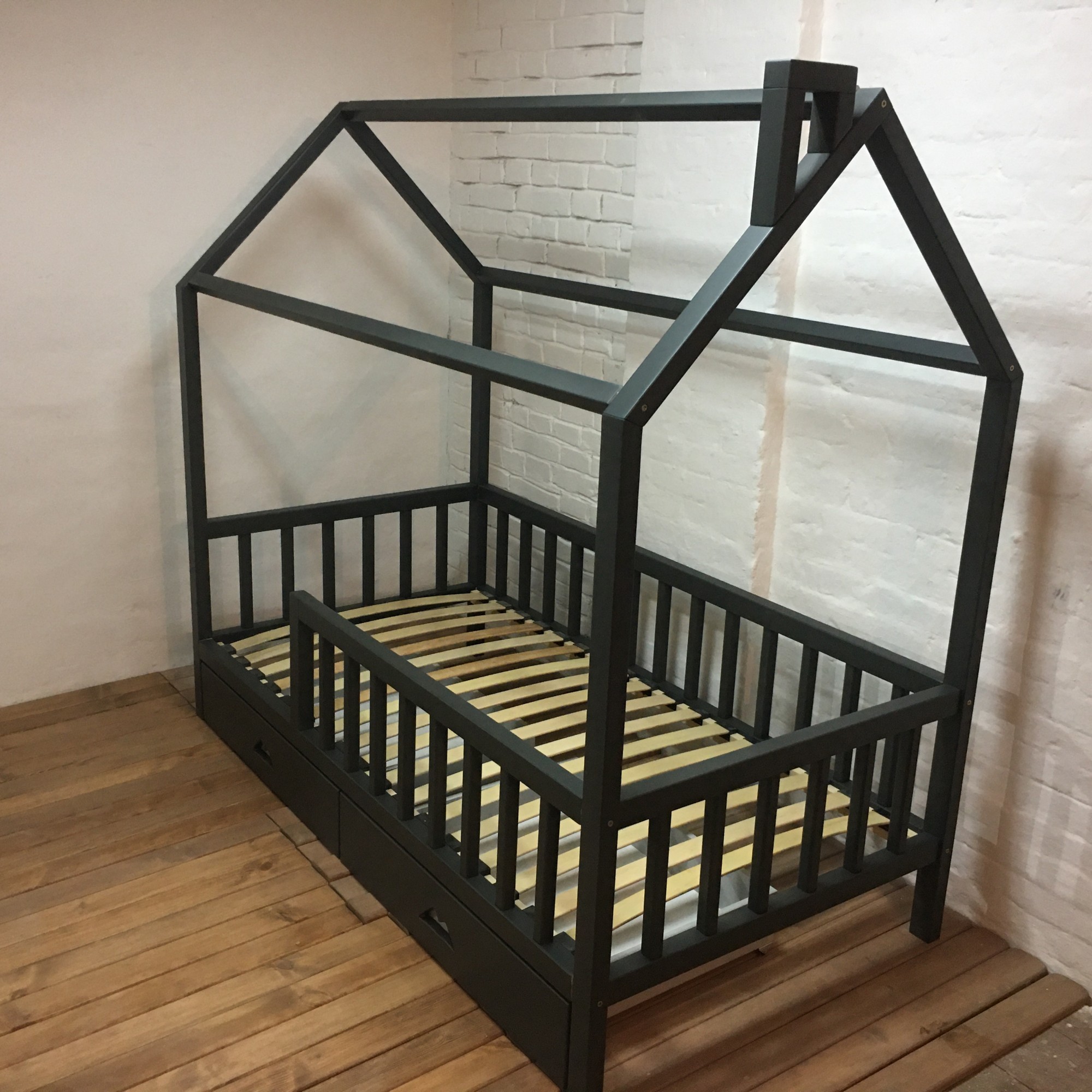 

Кроватка домик WoodHouse 1600x800 с бортиками и ящиками натуральное дерево цвет серый графит