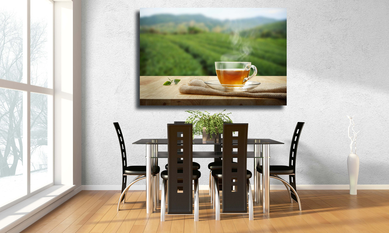 

Картина на холсте Чайная чашка с зеленым чайным листом на деревянном столе и фоне чайных плантаций 75х50