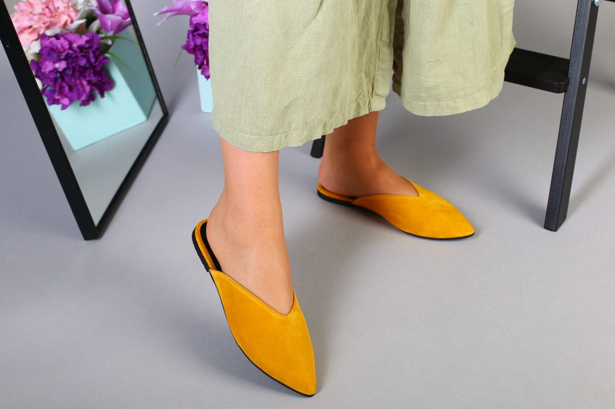 

Женские шлепанцы замшевые на низком ходу LuxuryShoes 6633/38 Горчичный