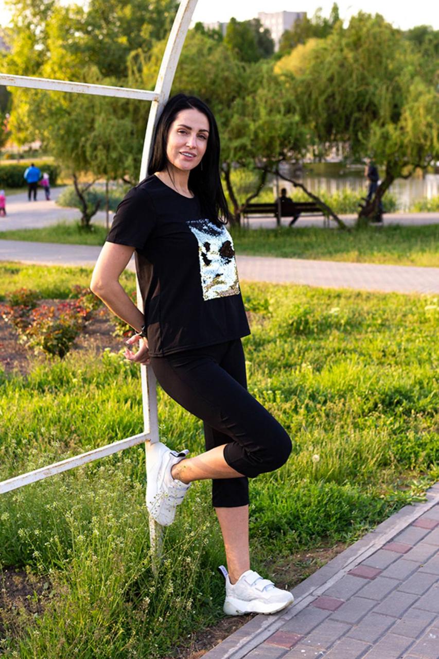

Трикотажный костюм двойка футболка с капрями Cat'rina 44 черного цвета с аппликацией из паеток перевертыши.
