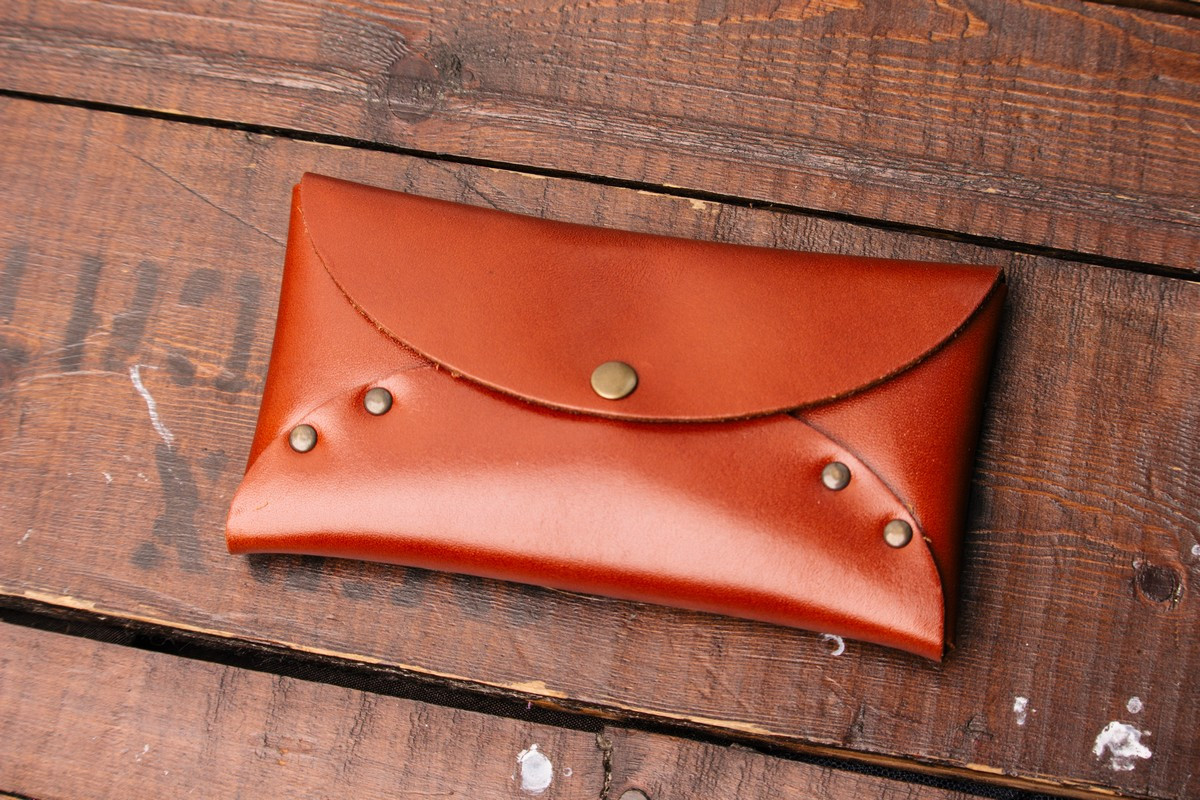 

Кожаный кошелек-конверт на заклепках Turtle коричневый