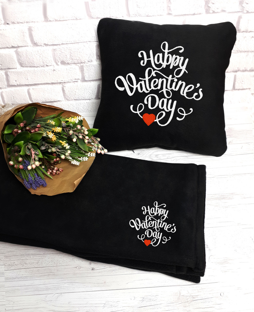 

Набор: подушка + плед Slivki "Happy Valentines Day" 32 цвет черный
