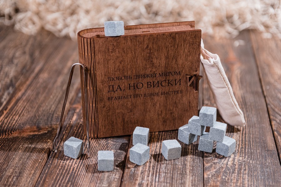 

Подарочный набор камни для виски в шкатулке книге "Виски вращает мир"