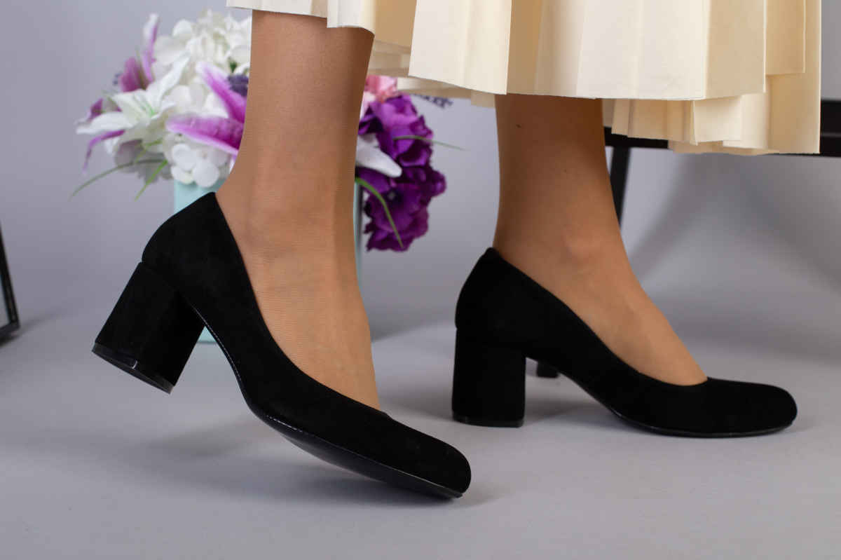 

Туфли женские велюровые на небольшом каблуке LuxuryShoes 4704/37 Черные