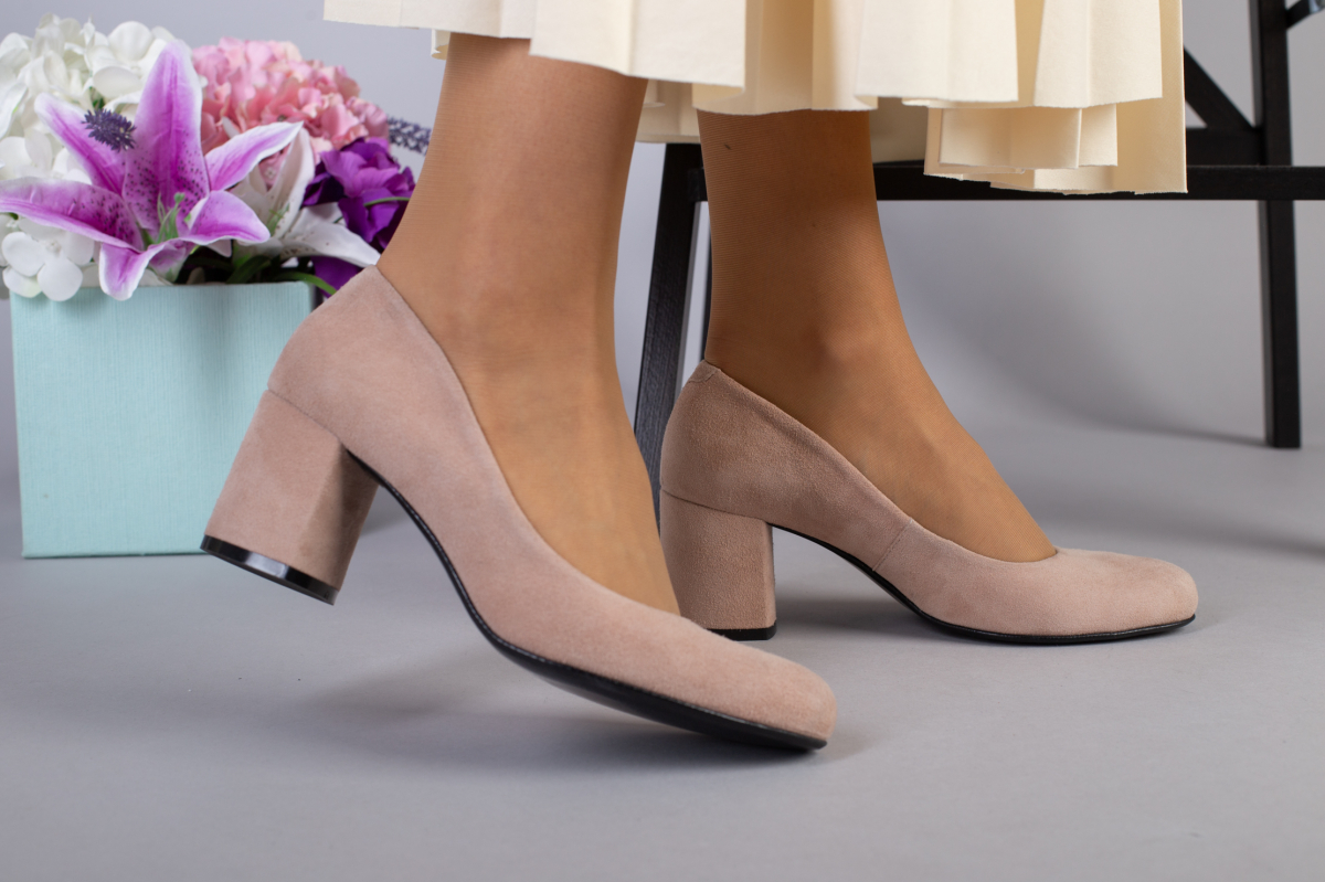 

Туфли женские велюровые на небольшом каблуке LuxuryShoes 4704-2/37 Светло-бежевые
