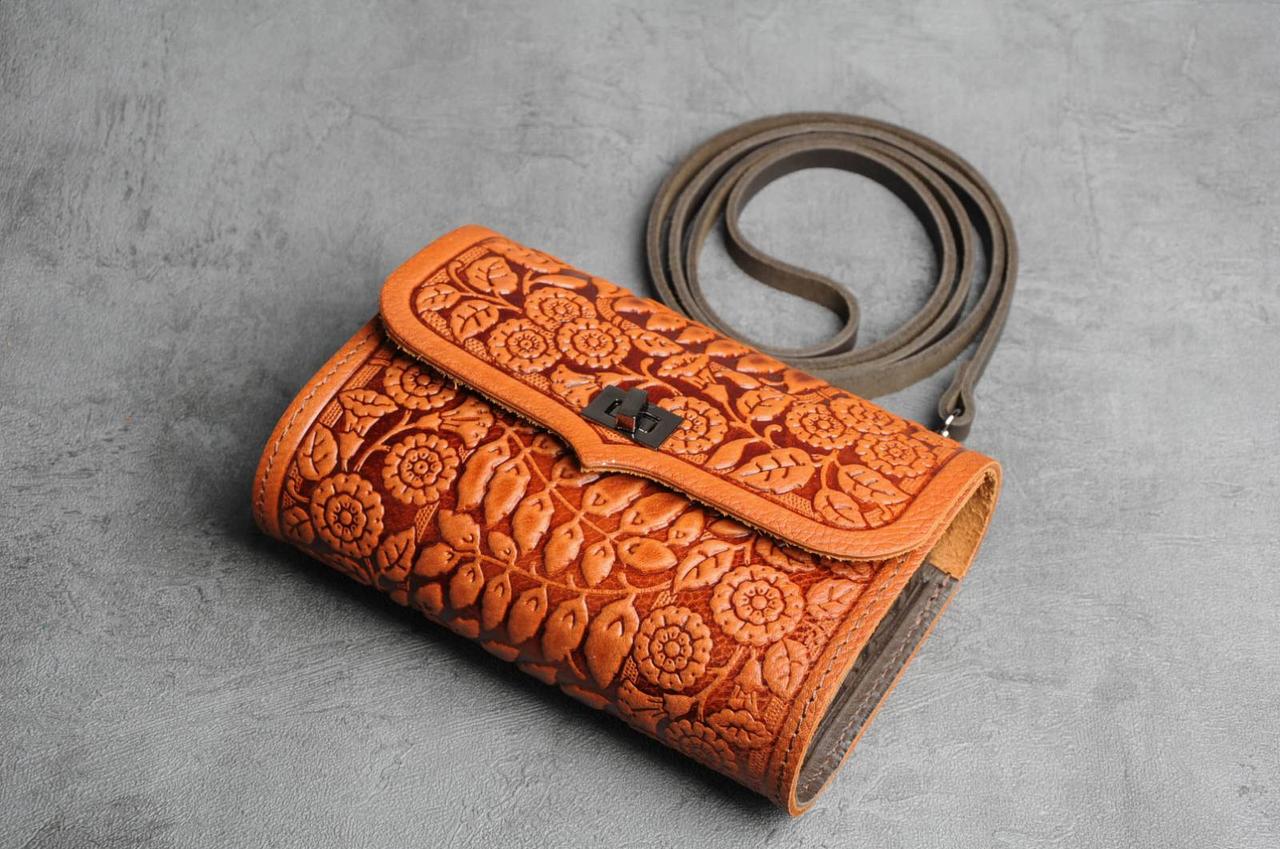 

Женская кожаная сумочка-клатч тиснение Boxwell ld-61 foxy/brown на плечо, на пояс коричнево-рыжая
