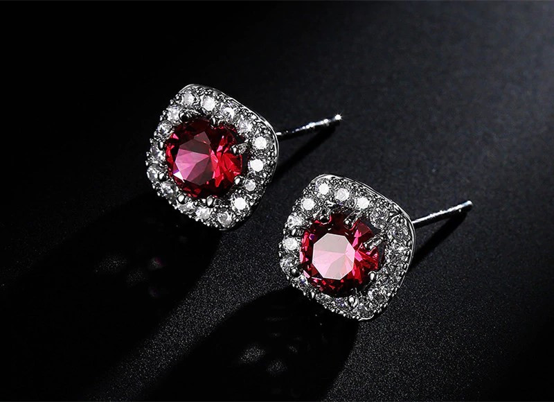 

Женские серьги пусеты c крупным красным фианитом