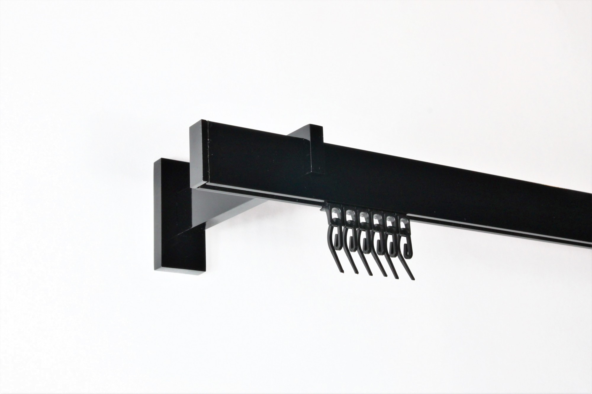 

Карниз настінний 1-рядний Homs Decor Скарлайн 460 см Чорний Мат. Кронштейн 15 см. Насадка - заглушка