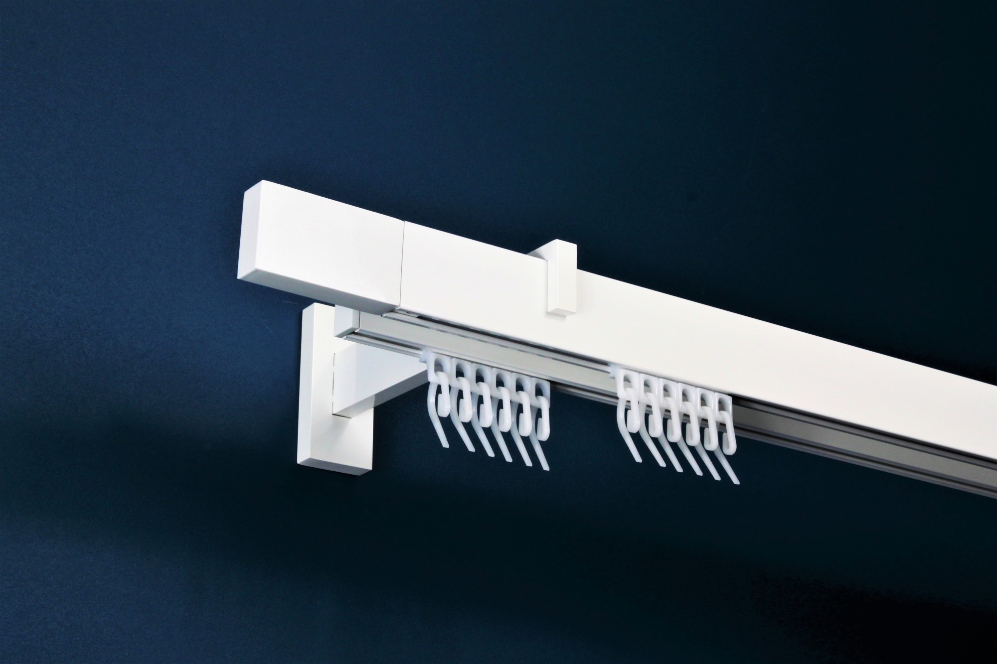 

Карниз настінний 2-рядний Homs Decor Скарлайн 160 см Білий. Кронштейн 18 см. Насадка Квадро