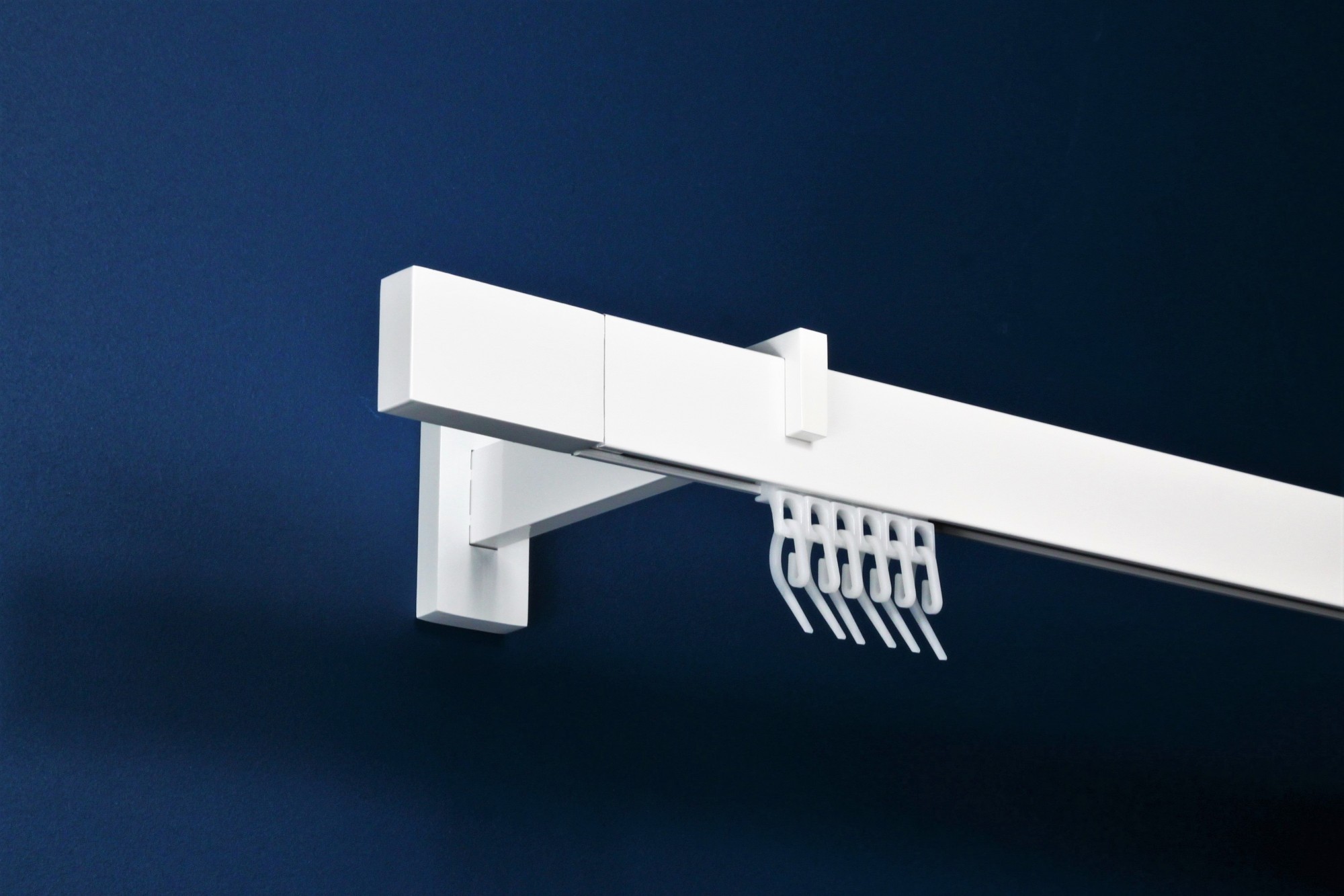 

Карниз настінний 1-рядний Homs Decor Скарлайн 120 см Білий. Кронштейн 15 см. Насадка Квадро