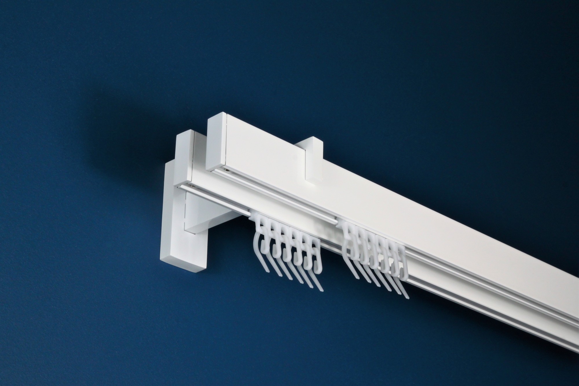 

Карниз настінний 2-рядний Homs Decor Скарлайн 450 см Білий. Кронштейн 13 см. Насадка - заглушка