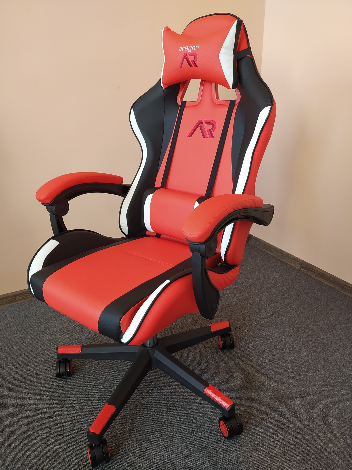 

Кресло геймерское ARAGON TRICOLOR RED + игровой коврик в подарок