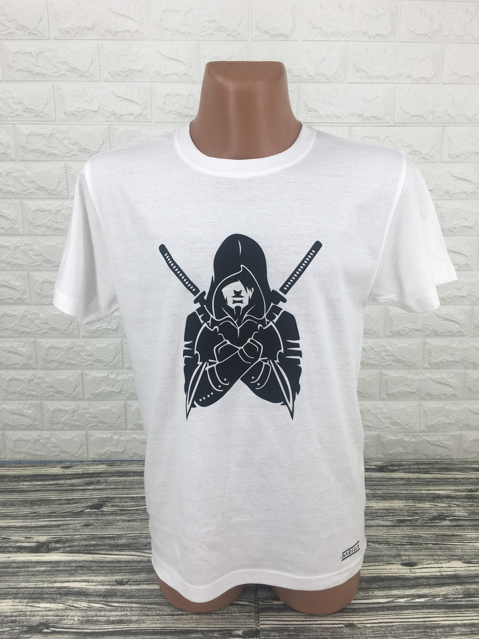 

Футболка Darius Assassin' creed "Ассасин" (белый + рисунок черный)Размер, Футболка Darius Assassin's creed "Ассасин" (белый + рисунок черный)Размер S