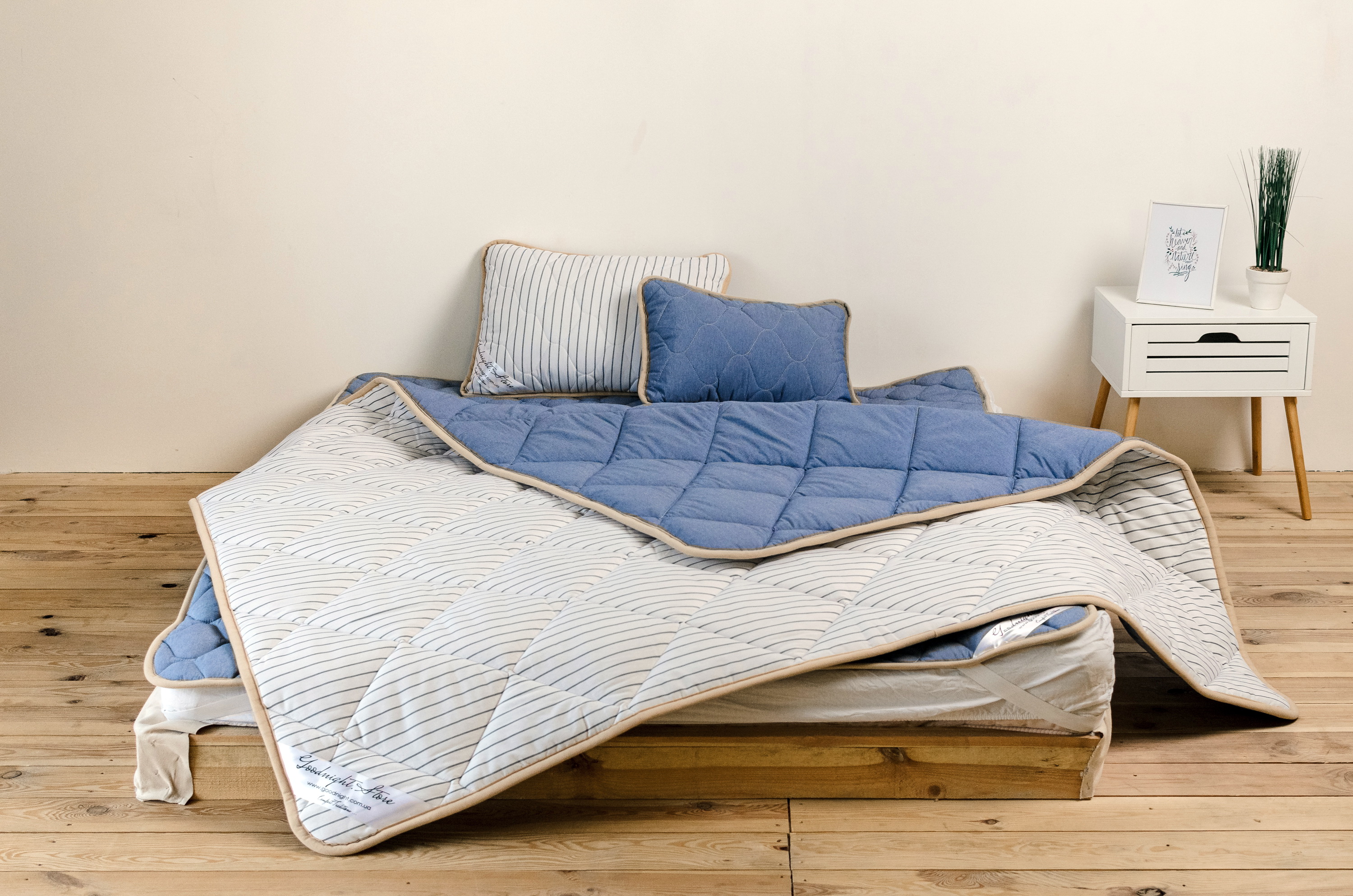 

Комплект сімейний 2 в 1 Goodnight.Store (Standart, Ковдра 140х200 2 шт + Подушка 40х60 2 шт) з овечої вовни Мериносу всесезонний синій / білий у смужку