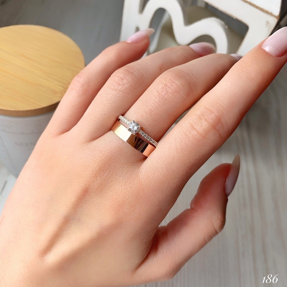 

Женское кольцо из серебра 925 пробы с золотыми пластинами 375 пробы и белыми фианитами "К-186" 17 размер