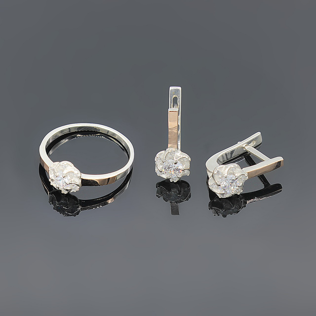 

Серебряное кольцо и серьги Гламур с золотыми вставками 18 размер