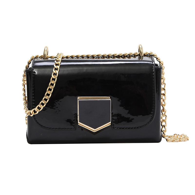 

Черная лаковая сумка через плечо