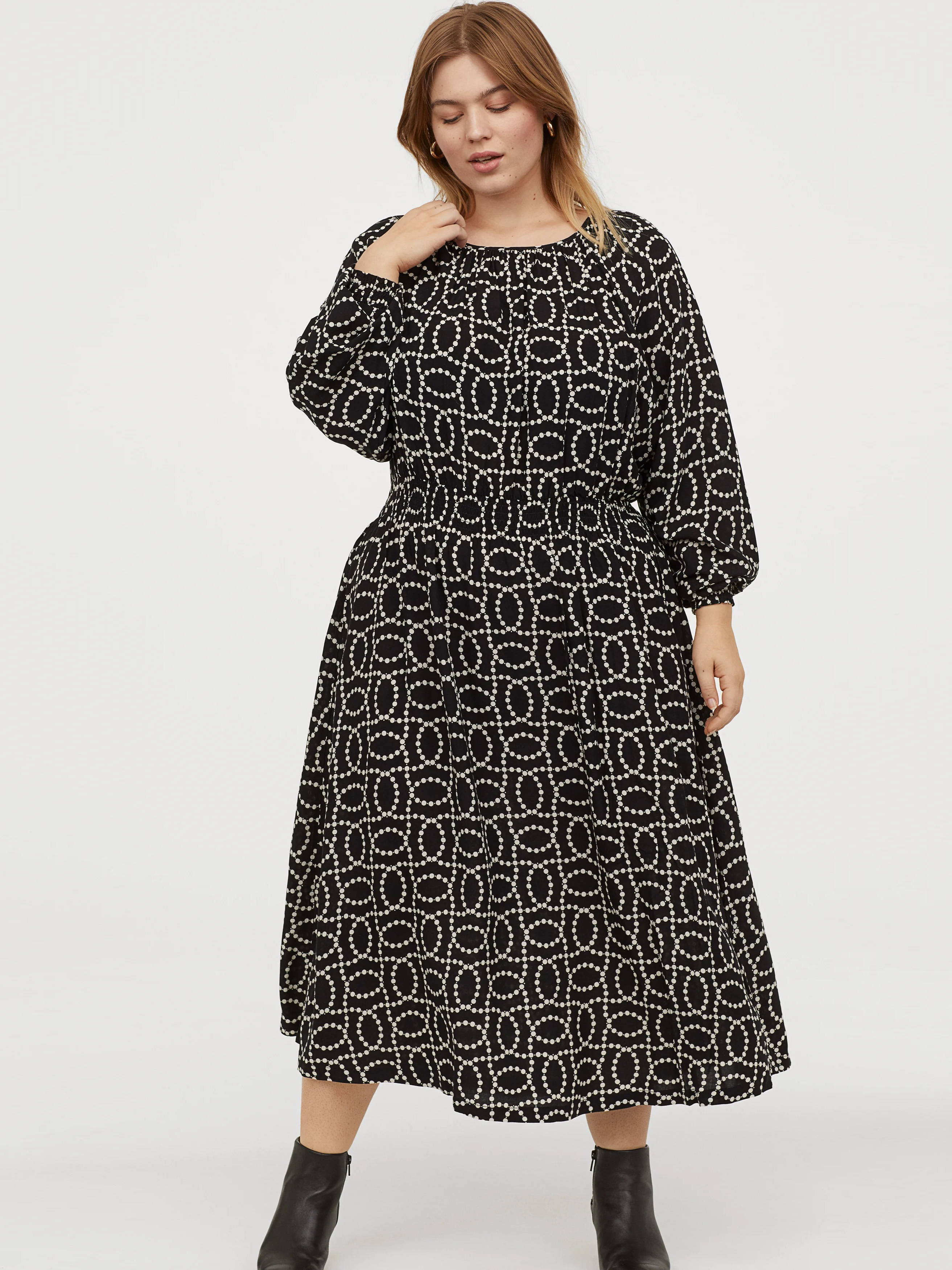 

Платье H&M 0819082-0 2XL Черное в бусы