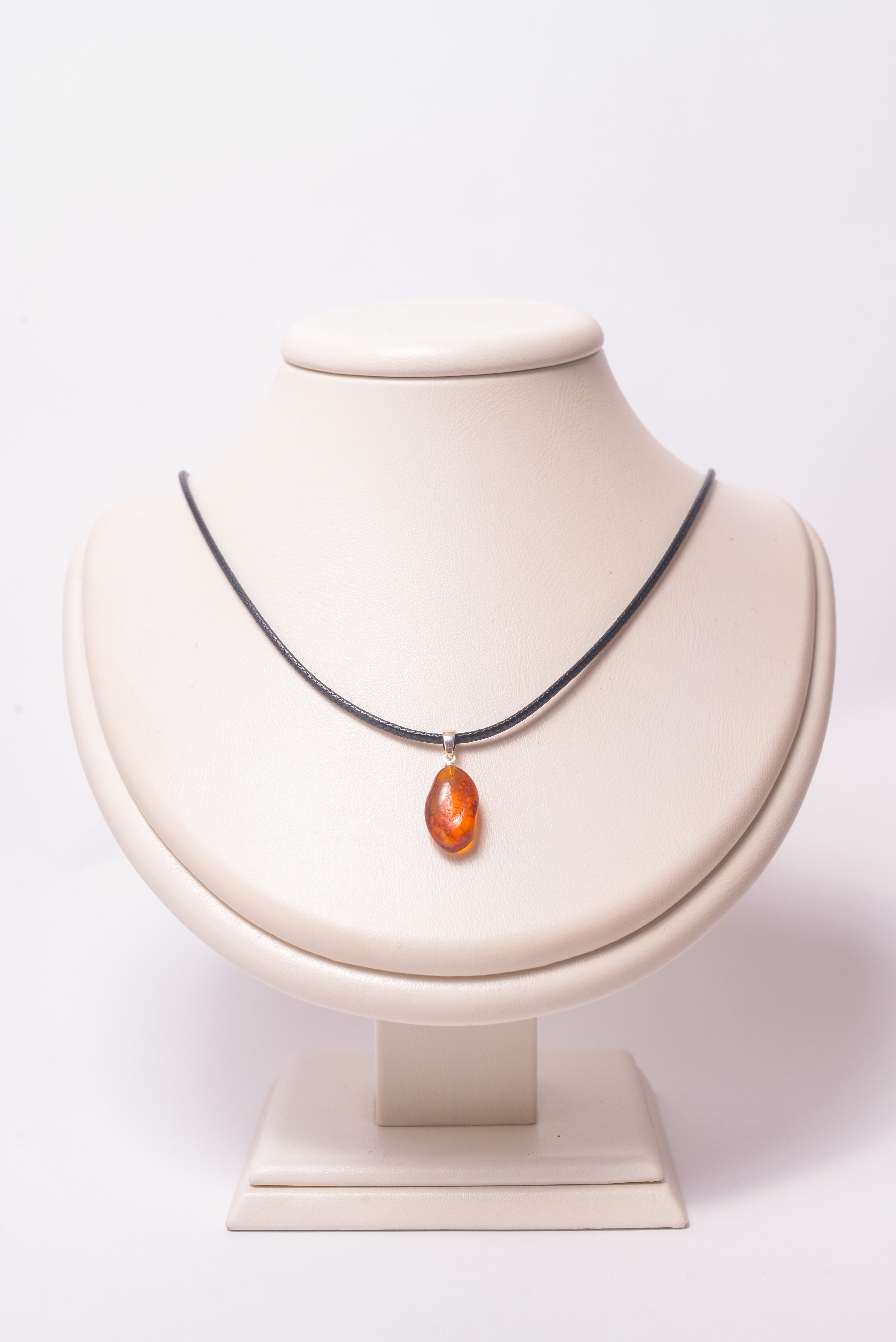 

Кулон с натуральным янтарем MINOV 0219 на шнурке 50 см