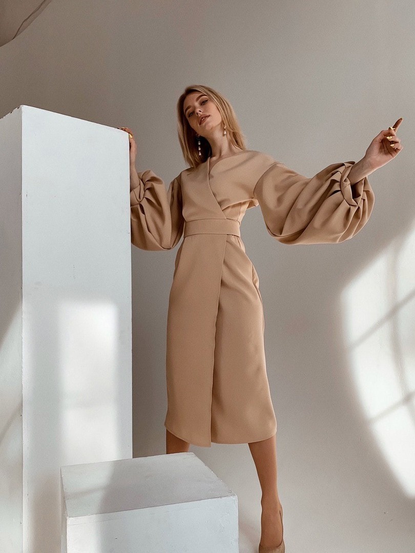 

Нарядное бежевое платье на запах FashionYouWant M/L бежевый 43425429