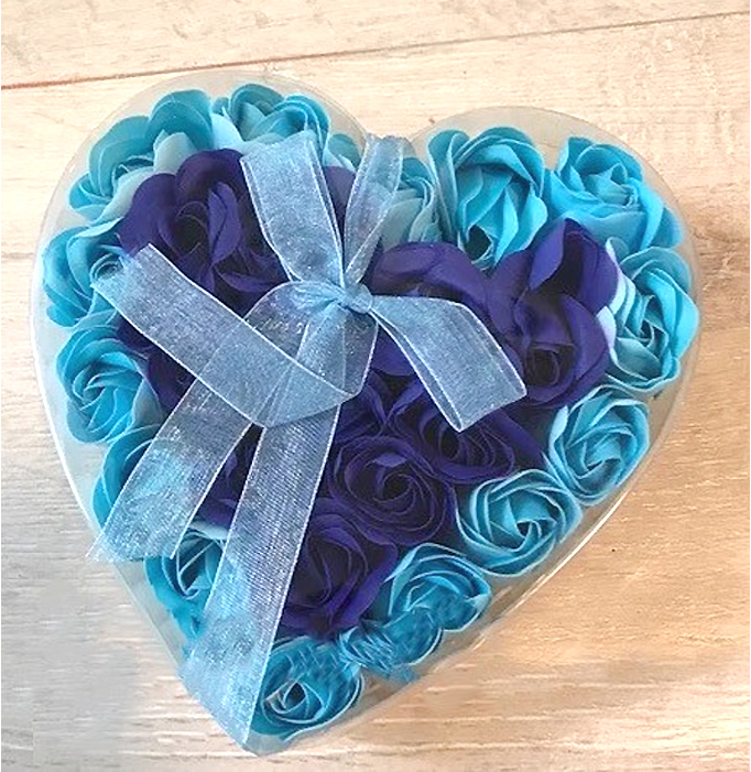 

Мыло из роз ароматическое Soap Flowers подарочный набор в форме сердца 24 бутона роз Blue (Rose-11)