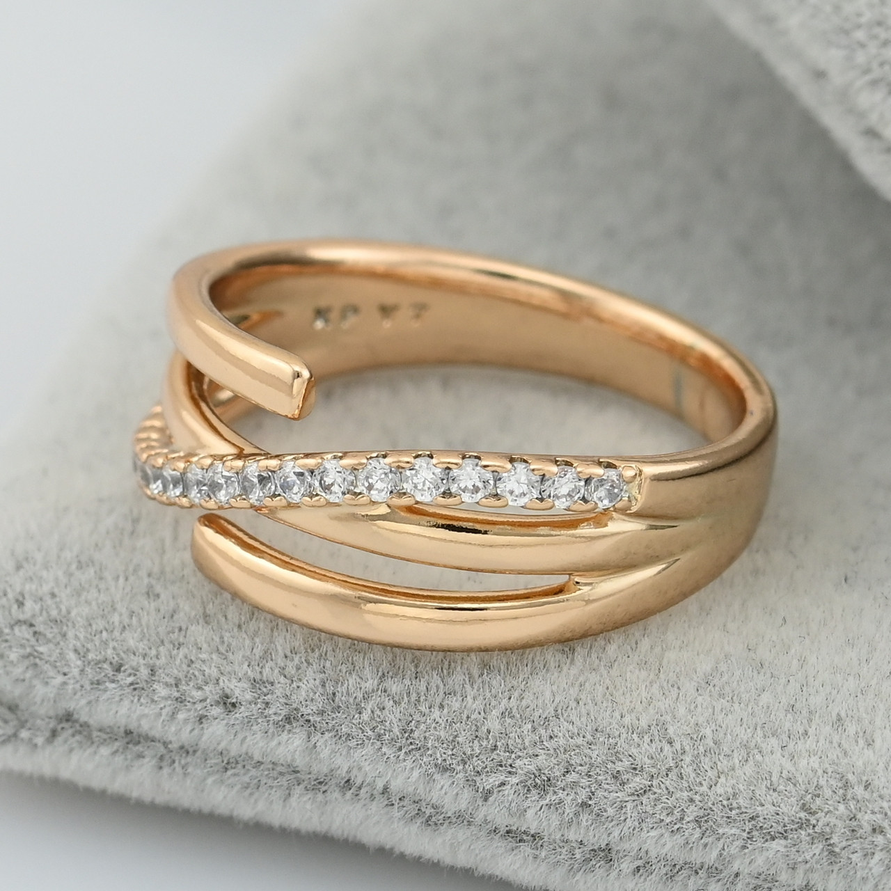 

Кольцо Xuping 30544 размер 18 ширина 9 мм белые фианиты вес 3.1 г позолота 18К