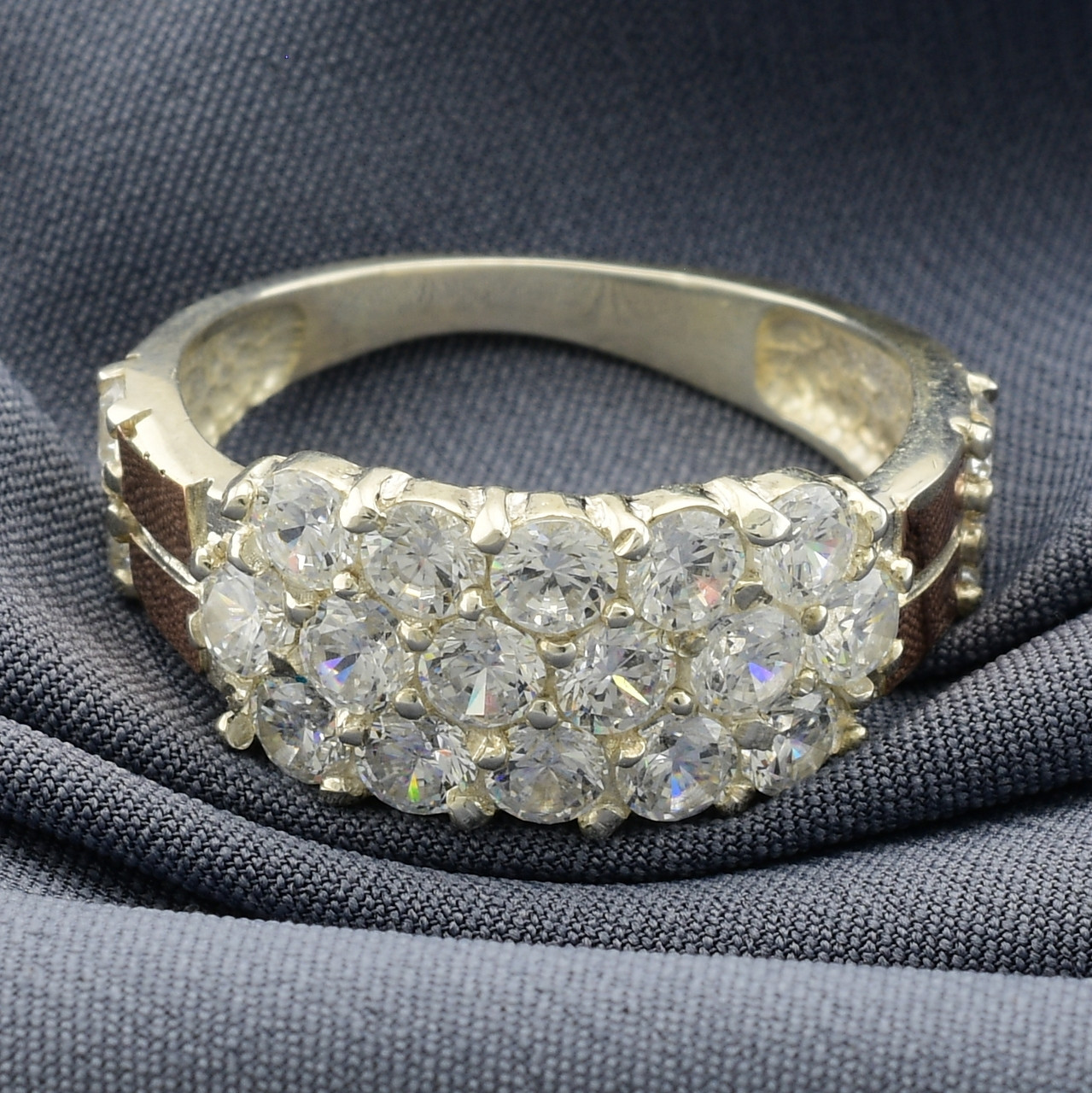 

Серебряное кольцо с золотом Веста размер 18 вставка белые фианиты вес 3.96 г