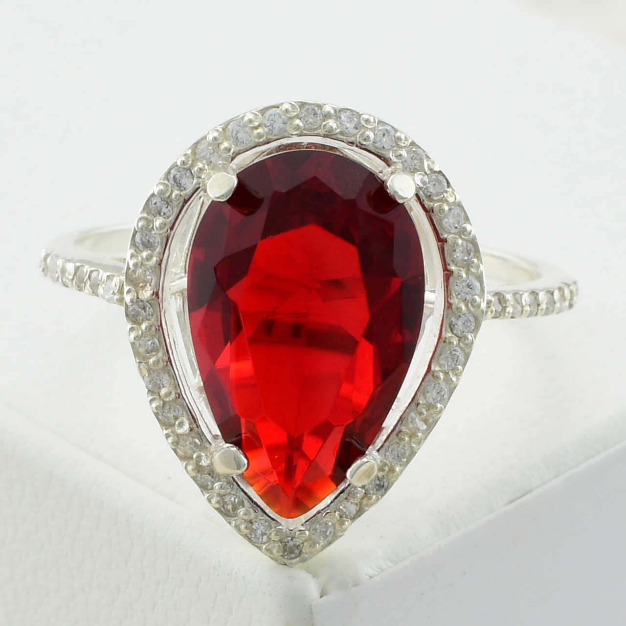 

Серебряное кольцо Катюша размер 19 вставка красные фианиты вес 2.98 г