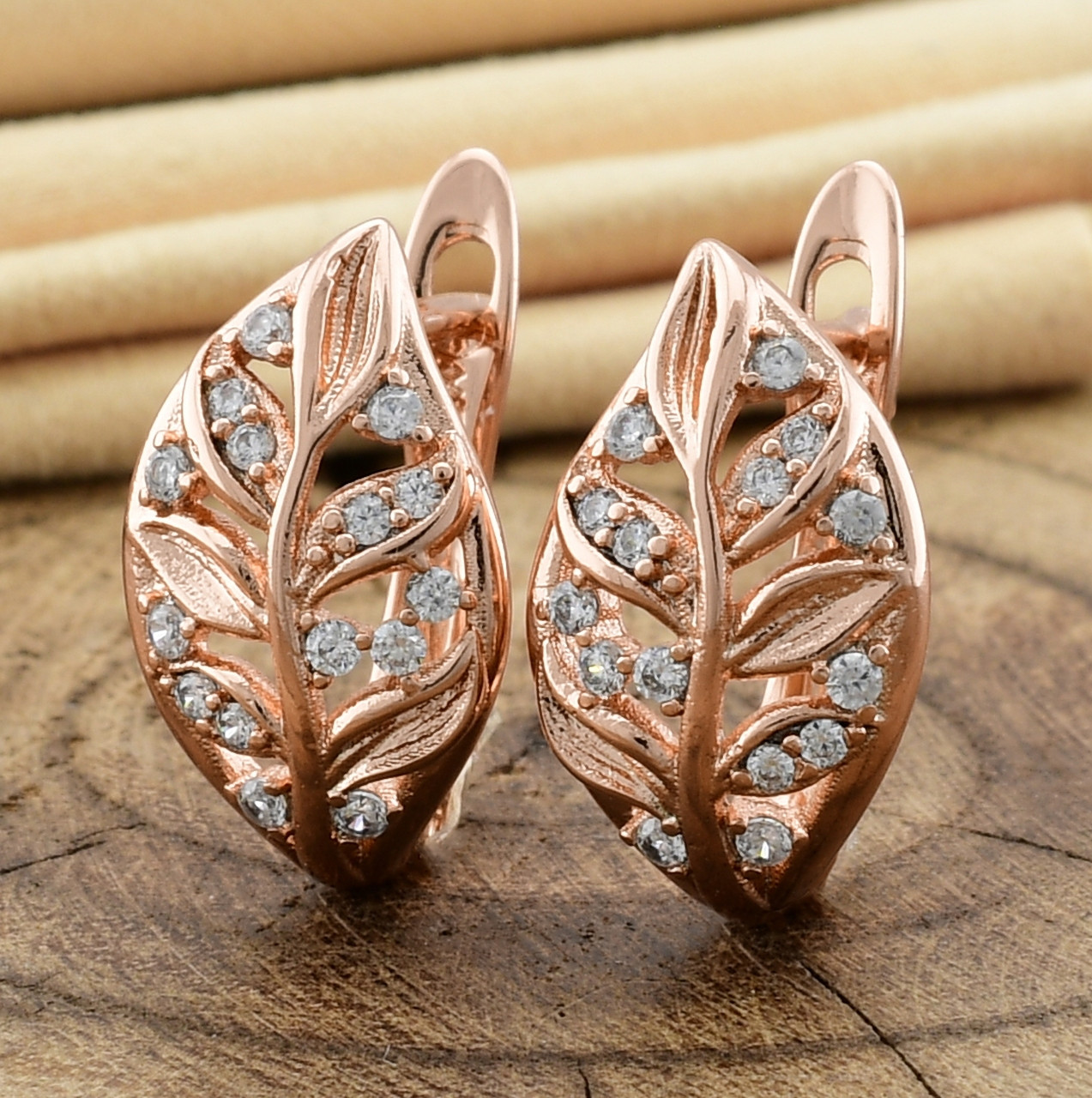 

Серьги Xuping 93641 размер 14х9 мм вес 2.5 г белые фианиты позолота РО