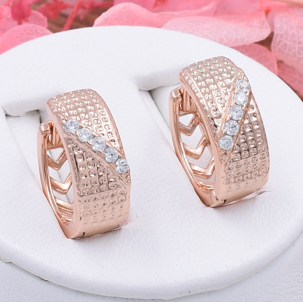 

Серьги Xuping 30327 размер 15х6 мм белые фианиты вес 3 г позолота РО