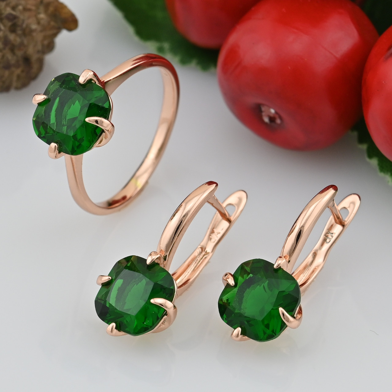 

Набор Xuping 30388 кольцо размер 19 + серьги 21х9 мм зеленые фианиты вес 7.5 г позолота РО