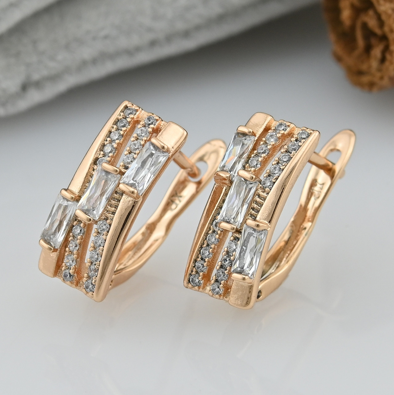 

Серьги Xuping 30518 размер 16х7 мм вес 2.7 г белые фианиты позолота 18К